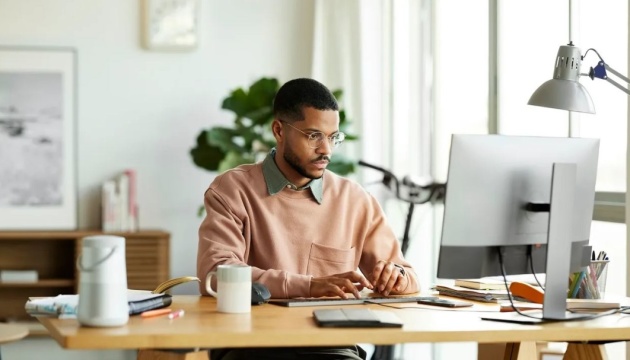 Rutinitas Harian untuk Mata Sehat Saat Bekerja di Depan Layar